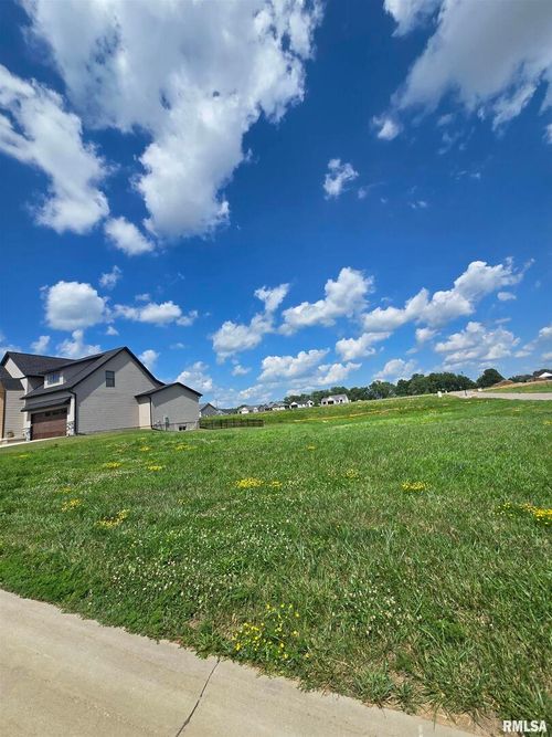 6107 Belle Ct, Davenport, IA, 52807-2711 | Card Image