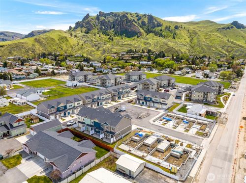 b5-1075 Red Apple Road, Wenatchee, WA, 98801 | Card Image