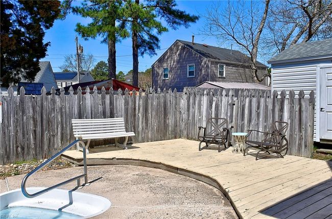 Additional deck for lounging. | Image 7