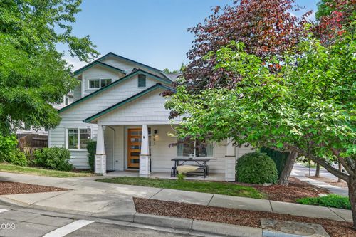 953 Spring Way, Ashland, OR, 97520-1426 | Card Image
