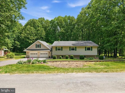 209 Manor Ln E, Lehighton, PA, 18235-9611 | Card Image