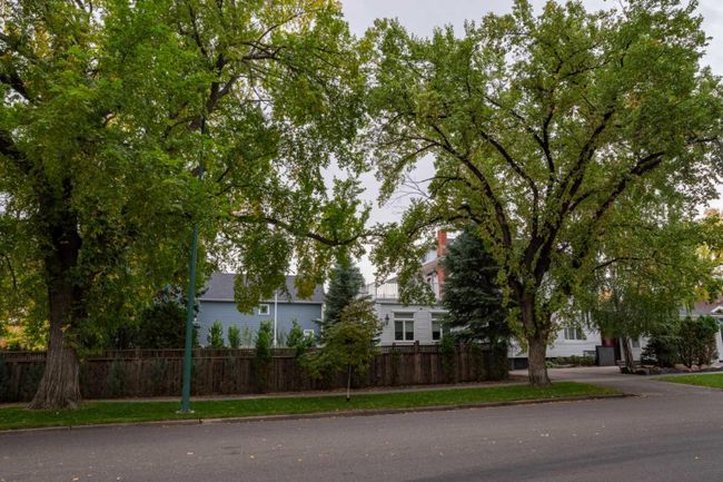 1276 5 Avenue S, Home with 6 bedrooms, 5 bathrooms and 5 parking in Lethbridge AB | Image 4