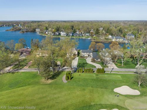 3190 Edgewood Park Dr, Commerce Township, MI, 48382-4429 | Card Image
