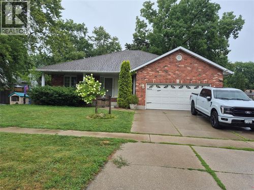 590 Montcalm Ave, Sarnia, ON, N7S2R3 | Card Image