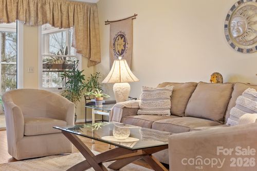 5 Governors Dr, Hendersonville, NC, 28791-1370 | Card Image