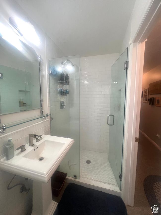 Full bath with a sink, backsplash, and a shower stall | Image 28