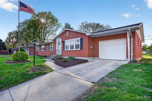 11 Elmwood Pl, Saint Charles, MO, 63301-4678 | Card Image