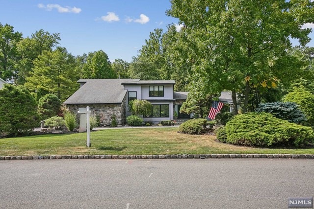 Aspen Dr, Caldwell, NJ 07006