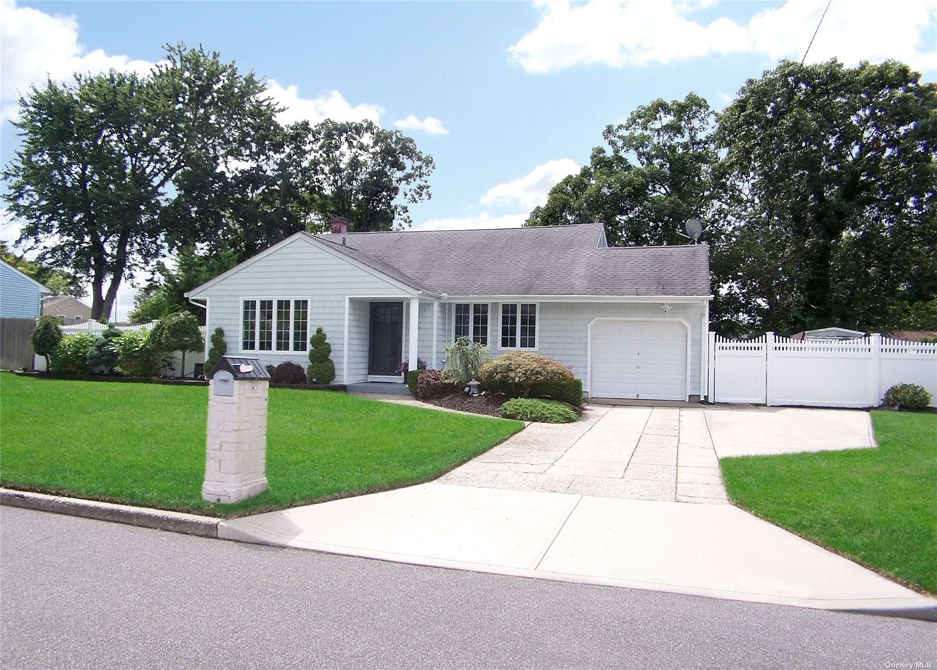 Newton Ave, Selden, NY 11784