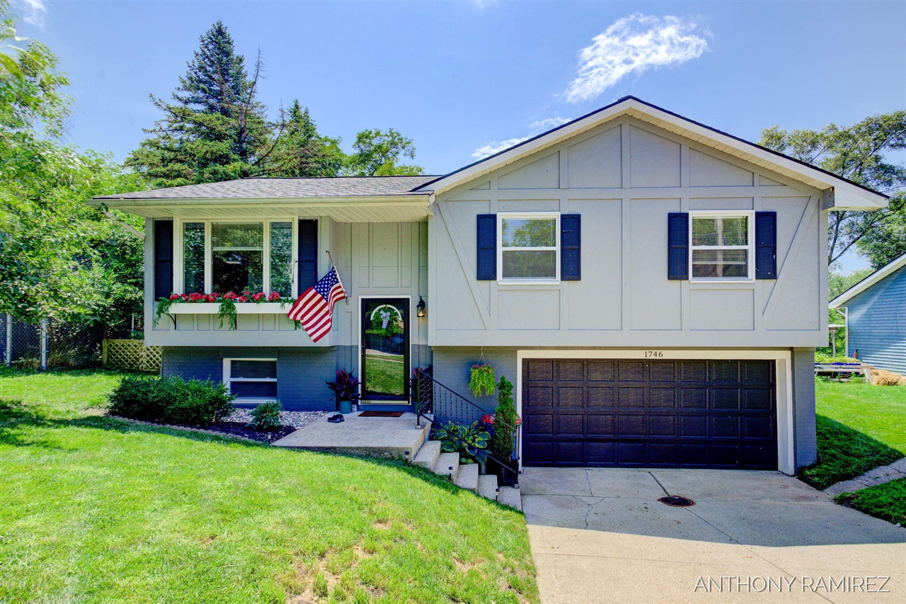 Briarcliff Dr, Grand Rapids, MI 49505