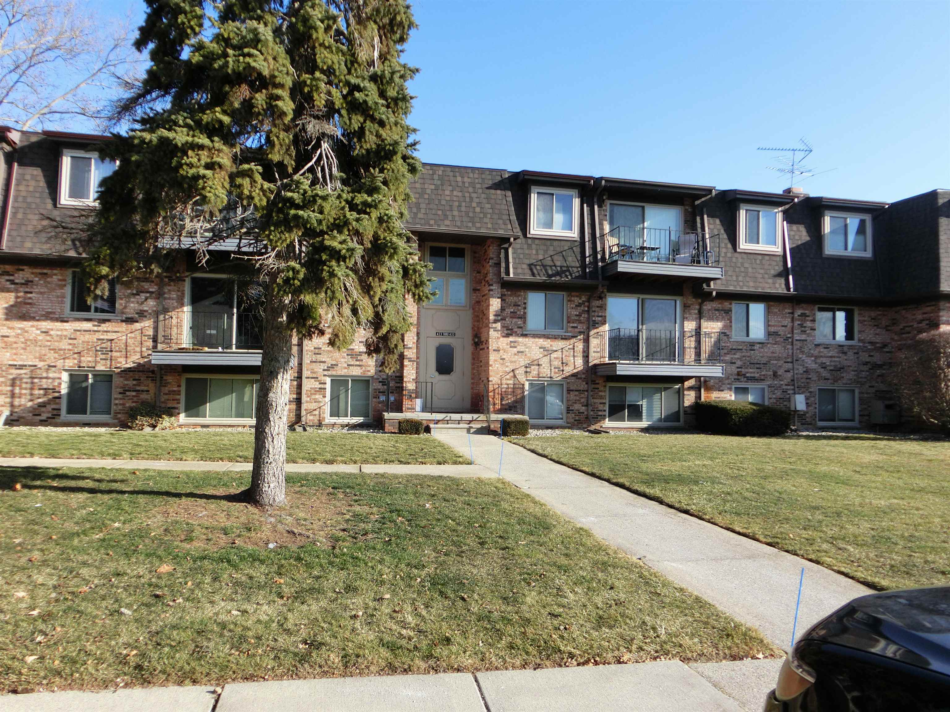 Riviera Dr, Saint Clair Shores, MI 48080