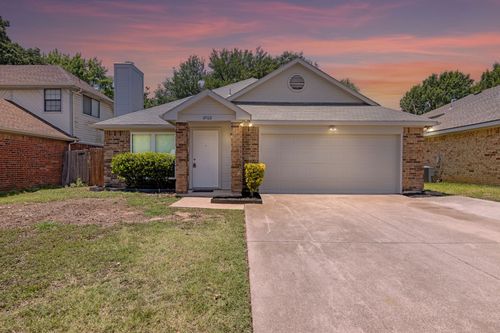 5702 Fox Hunt Dr, Arlington, TX, 76017-4558 | Card Image