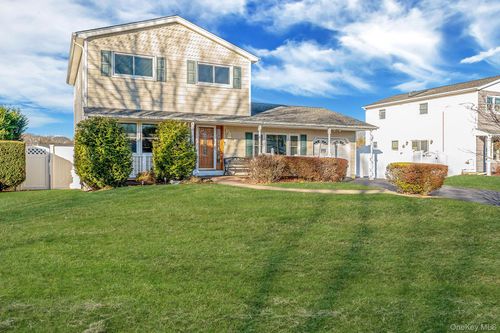 14 Harp Ln, Sayville, NY, 11782-2207 | Card Image