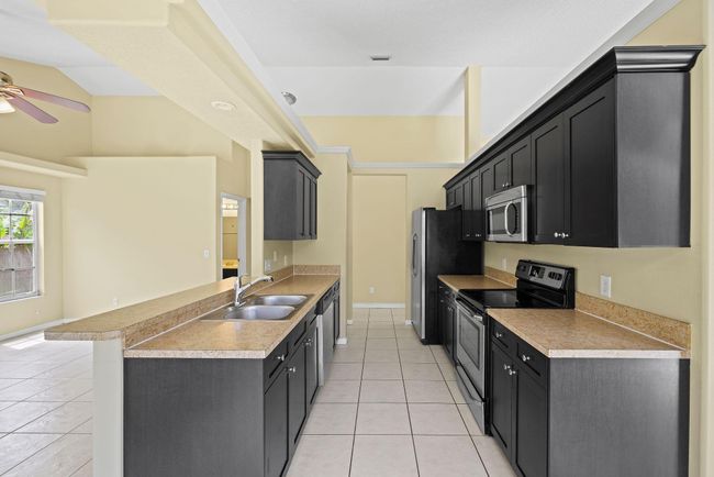 562 Sw Badger Ter, House other with 3 bedrooms, 2 bathrooms and null parking in Port St. Lucie FL | Image 12