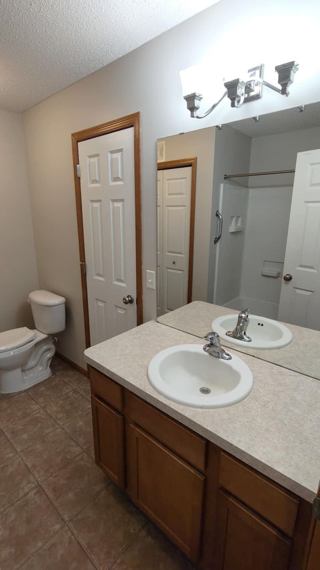 Upper Level Bathroom | Image 16
