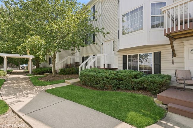 33 S Treehouse Ln, Townhouse with 3 bedrooms, 3 bathrooms and 2 parking in Round Lake IL | Image 4