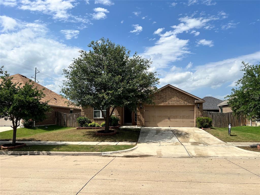 2725 Aspenhill Drive, For Sale in Denton Zoocasa