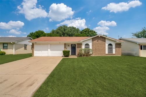 634 Lisa St, Burleson, TX, 76028-5832 | Card Image