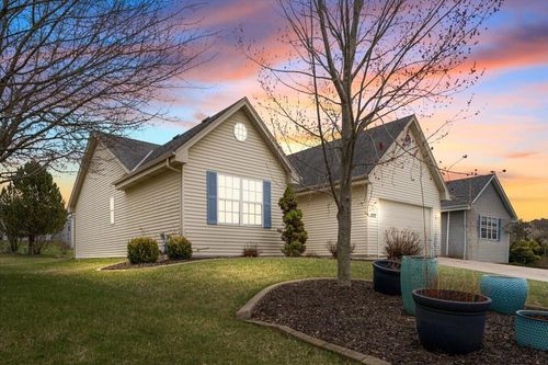 1572 Falcon Dr, Hartford, WI, 53027-2780 | Card Image
