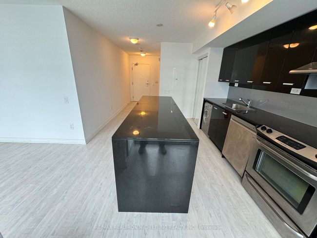 909B - 19 Singer Crt, Condo with 0 bedrooms, 1 bathrooms and null parking in North York ON | Image 6