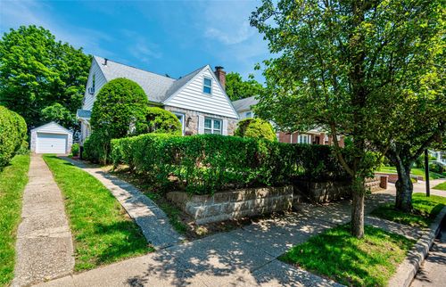 147 Nugent St, New Hyde Park, NY, 11040-1915 | Card Image