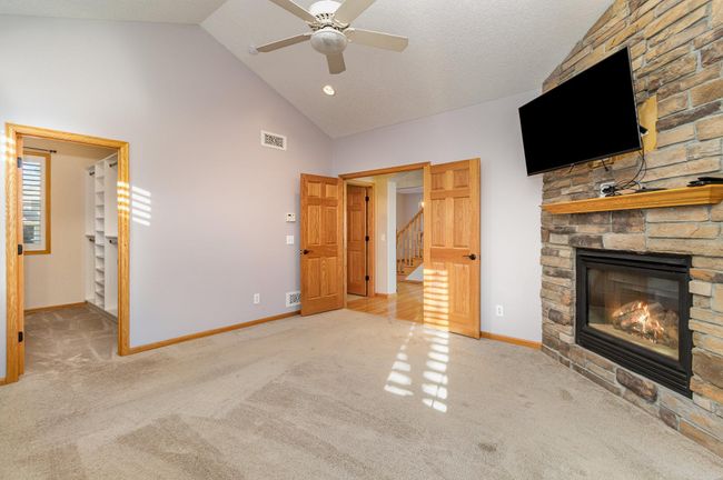 Main floor primary bedroom | Image 18