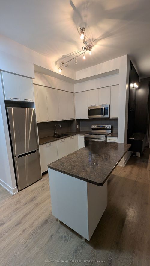 213-9471 Yonge St, Richmond Hill, ON, L4C0Z5 | Card Image