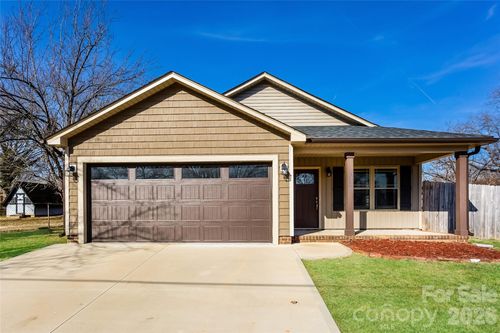 313 E 24th St, Kannapolis, NC, 28083-9718 | Card Image