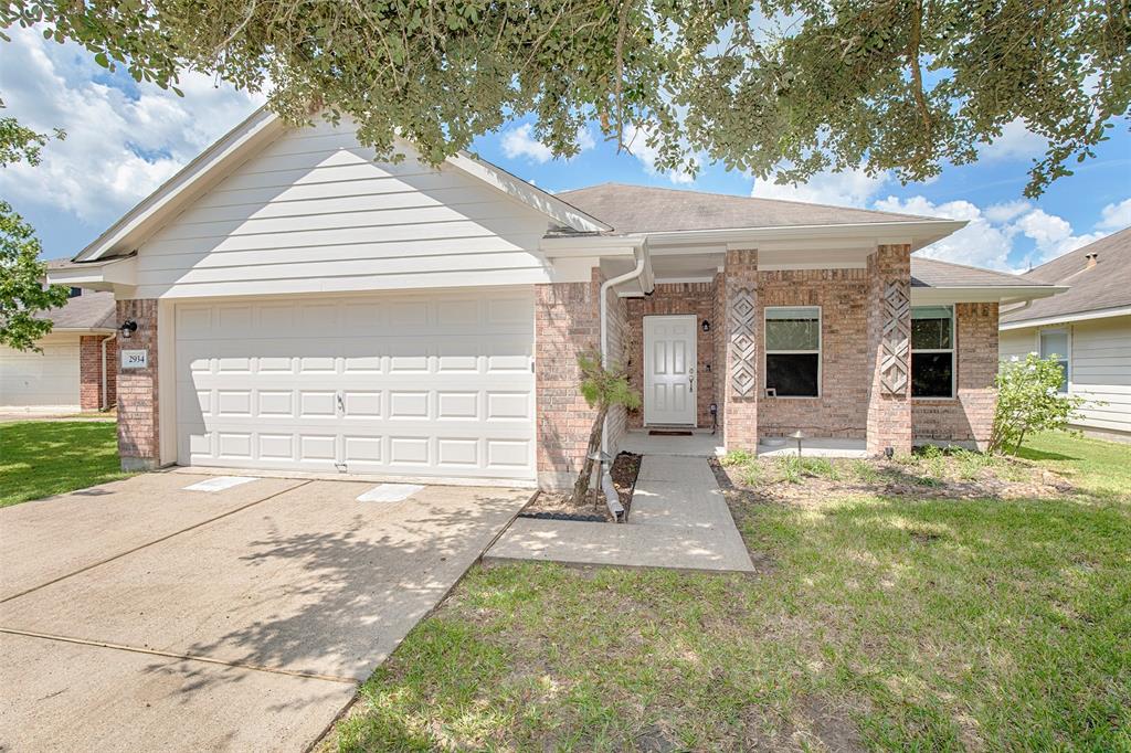 Standing Springs Ln, Dickinson, TX 77539