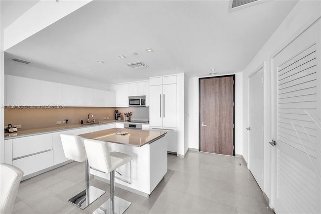 APT-3705 - 88 Sw 7 Th St, Condo with 2 bedrooms, 3 bathrooms and null parking in MIAMI FL | Image 7