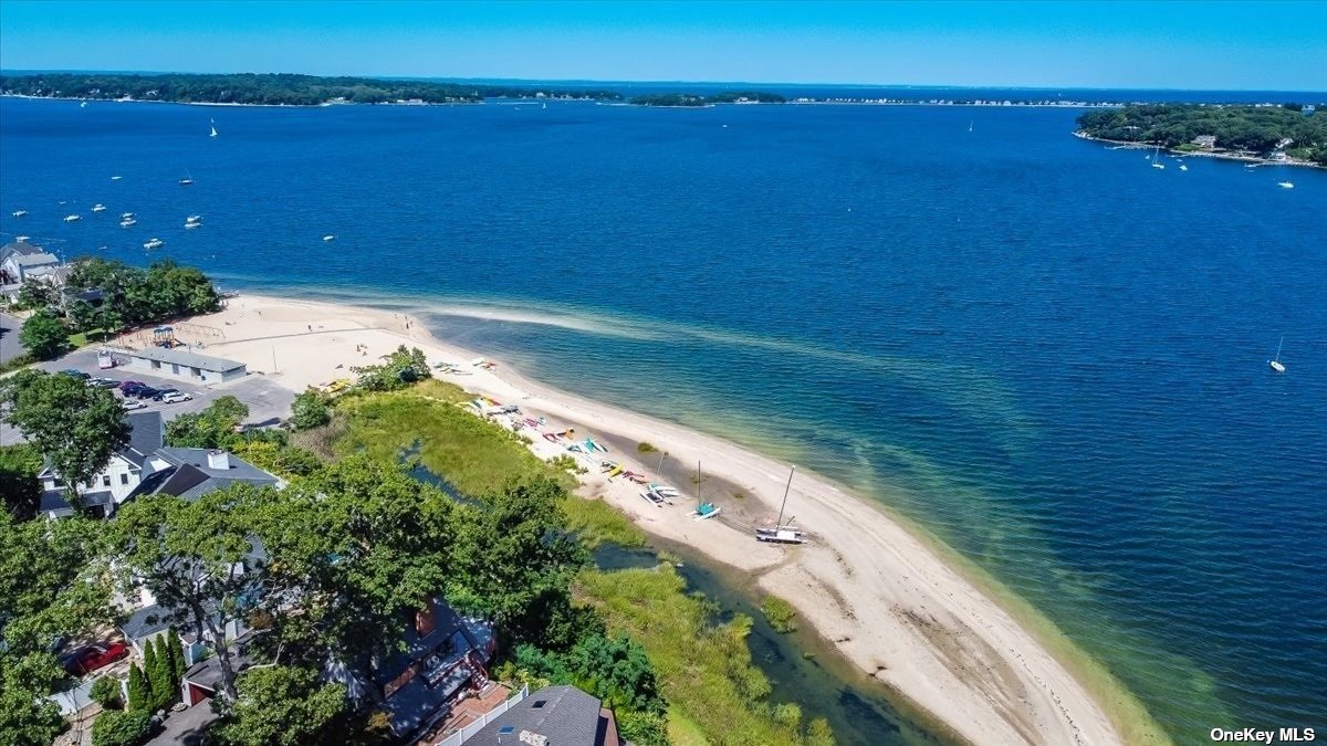 Mckinley Ter, Centerport, NY 11721