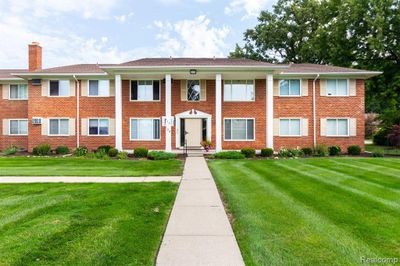 117 - 24111 Meridian Road, Condo with 2 bedrooms, 1 bathrooms and null parking in Grosse Ile Twp MI | Image 1