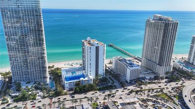 1603 - 16711 Collins Ave, Condo with 3 bedrooms, 2 bathrooms and null parking in Sunny Isles Beach FL | Image 1