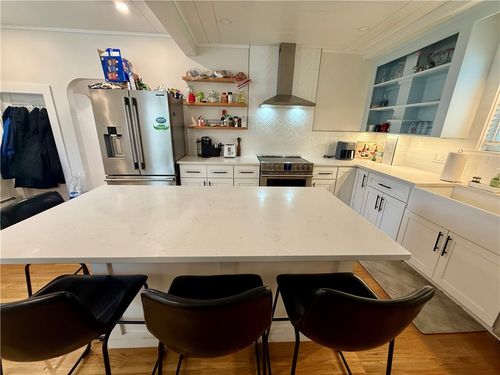 31 Slocum St, Newport, RI, 02840-3654 | Card Image