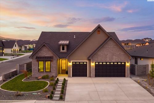 686 Cortona Way, Richland, WA, 99352-3002 | Card Image