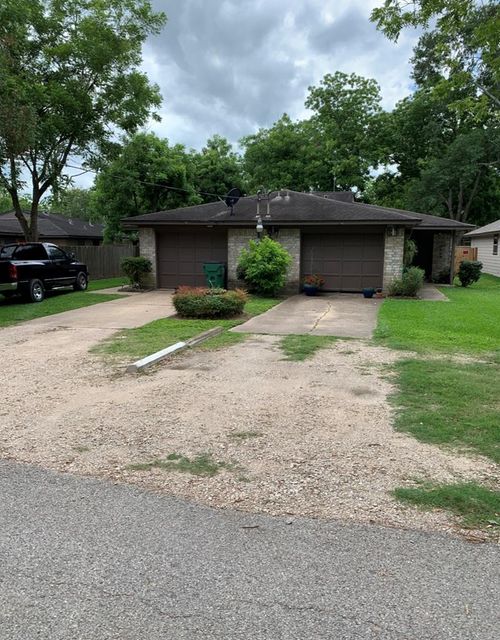411-409-411 Hurst St, Angleton, TX, 77515-5711 | Card Image