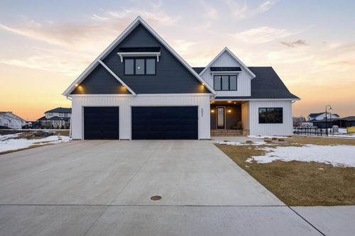 6090 Wildflower Dr S, Fargo, ND, 58104-4515 | Card Image