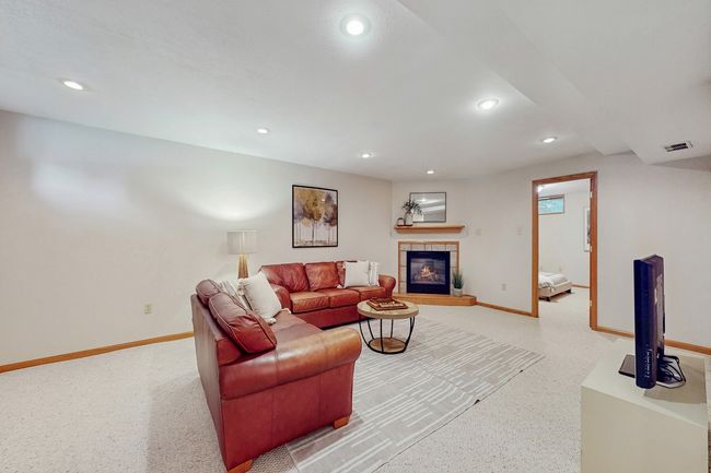 4855 Coachlight Dr, Home with 3 bedrooms, 3 bathrooms and null parking in West Des Moines IA | Image 23