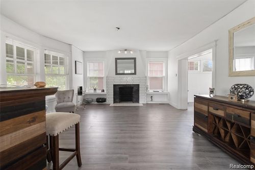 1725 Seyburn St, Detroit, MI, 48214-2451 | Card Image