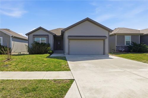 21801 Southcreek Rd, Peculiar, MO, 64078-7830 | Card Image