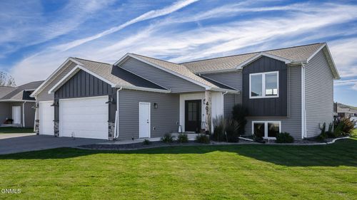 401 Fields Ct Se, Mandan, ND, 58554-8532 | Card Image