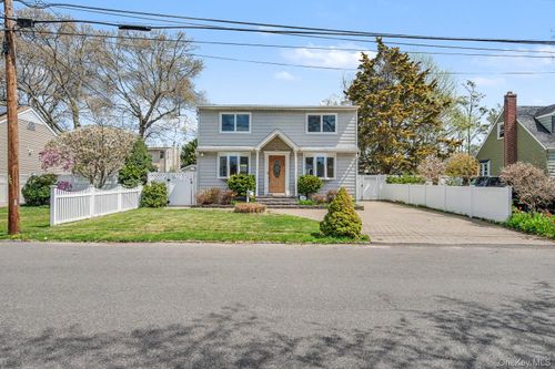 408 Broome Ave, Lindenhurst, NY, 11757-3401 | Card Image