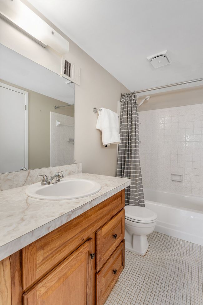 APT-5 - 1693 Riverside Dr, Condo with 2 bedrooms, 2 bathrooms and null parking in Rochester Hills MI | Image 12