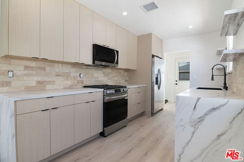 17638 Welby Way, Lake Balboa, CA, 91406-5335 | Card Image