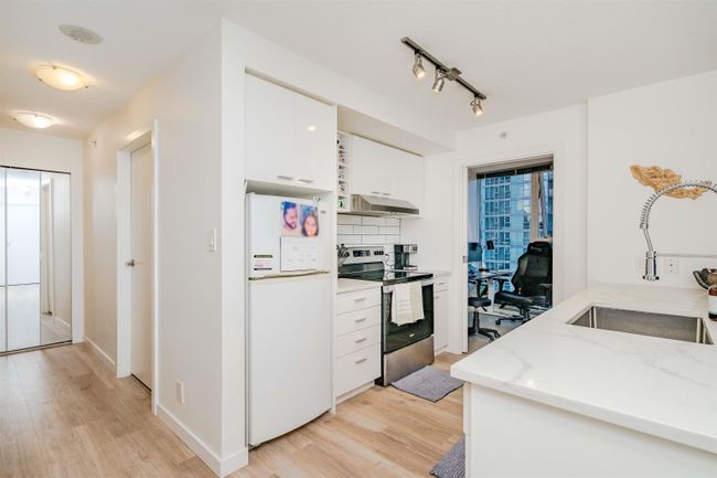1708 - 111 W Georgia Street, Condo with 2 bedrooms, 2 bathrooms and 1 parking in Vancouver BC | Image 4