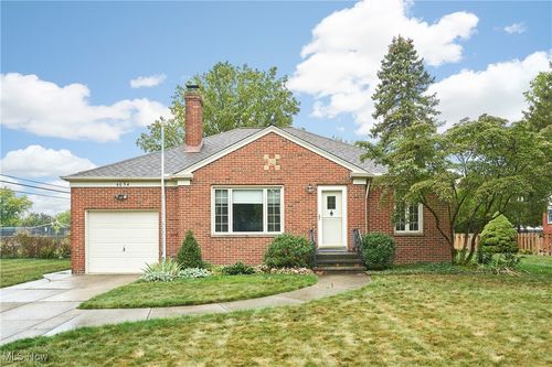 4654 W 221st St, Fairview Park, OH, 44126-3307 | Card Image