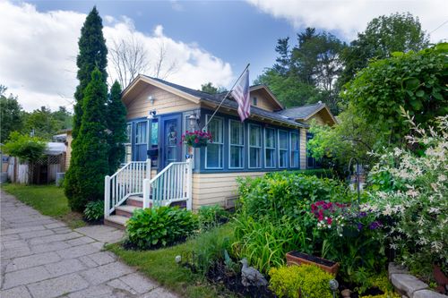 8 Auburn St, Springvale, ME, 04083-1603 | Card Image