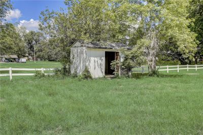 View of yard with an outdoor structure | Image 3