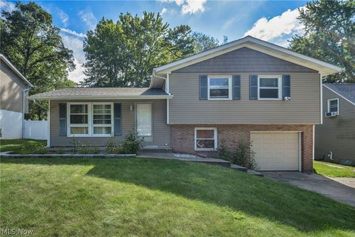 567 Eric Dr, Tallmadge, OH, 44278-3002 | Card Image