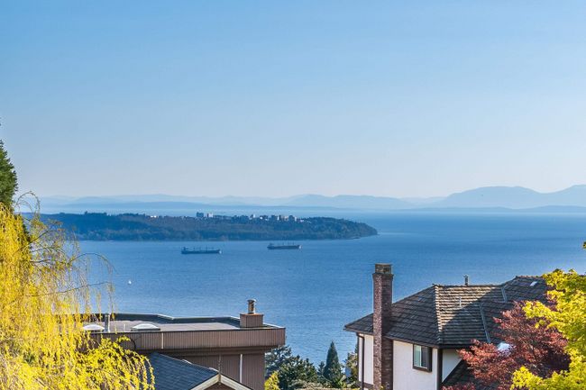1395 Camridge Road, House other with 6 bedrooms, 3 bathrooms and 6 parking in West Vancouver BC | Image 24